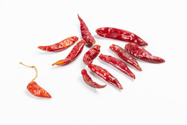 白色背景上的红辣椒图片下载