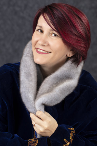 一个快乐的中年妇女的肖像图片下载