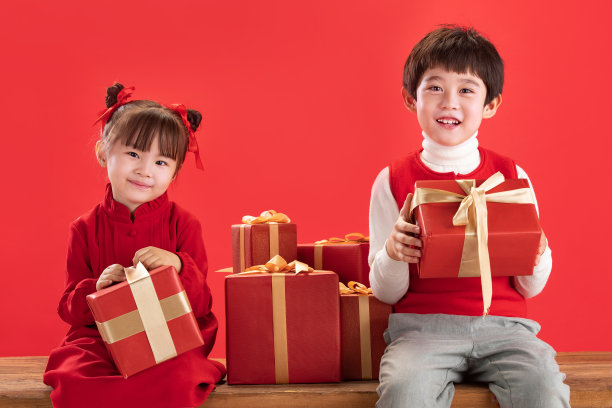 带上孩子们的新年礼物图片下载