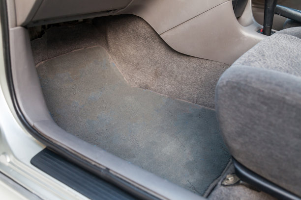 汽车前座垫由米色面料制成，在服务后干洗后，对轿车内部进行特写预售准备。图片下载