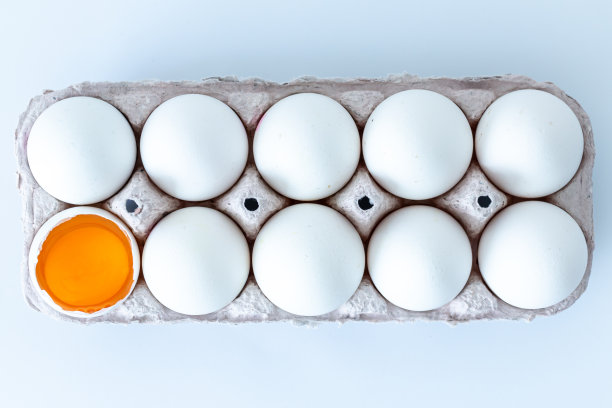 黄色的破碎的鸡蛋。打碎的鸡蛋在容器里。村鸡蛋。为厨房准备的美味鸡蛋。美味的早餐配早餐。图片下载