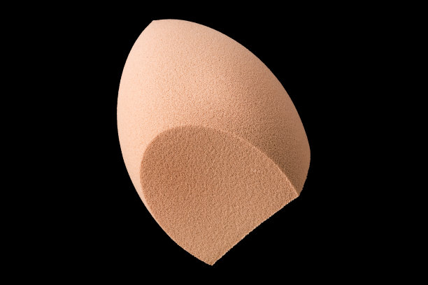 化妆工具海绵或美容搅拌器孤立在黑色背景图片下载