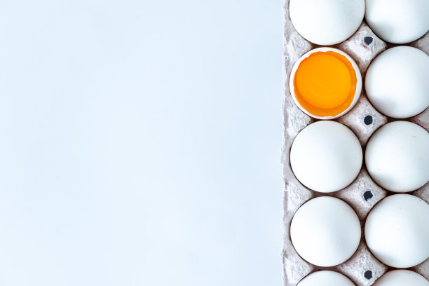 黄色的破碎的鸡蛋。打碎的鸡蛋在容器里。村鸡蛋。为厨房准备的美味鸡蛋。美味的早餐配早餐。图片下载