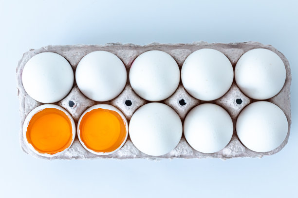 黄色的破碎的鸡蛋。打碎的鸡蛋在容器里。村鸡蛋。为厨房准备的美味鸡蛋。美味的早餐配早餐。图片下载