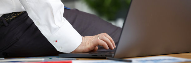 穿着时髦西装的大忙人图片下载