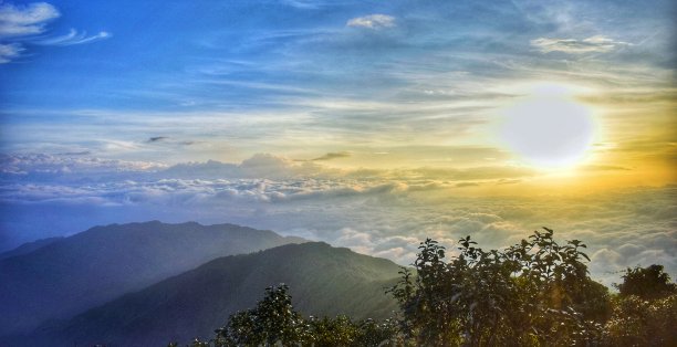 壮丽的日出之上的云图片下载