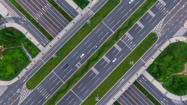 现代公路与公路交通交汇处图片下载