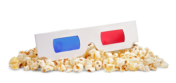 脆脆的爆米花和白色的3d眼镜。图片下载