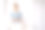 快乐的红发年轻女子戴着无线耳机听轻松的音乐使用手机。图片下载