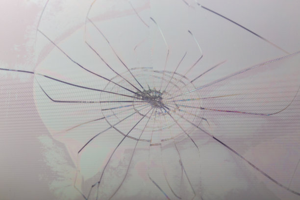 近景倾斜破碎液晶屏幕可见像素网格和选择性焦点图片下载