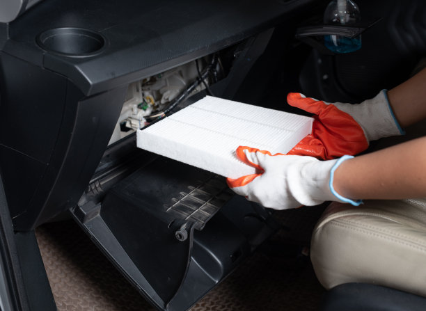 更换汽车空调空气滤清器图片下载