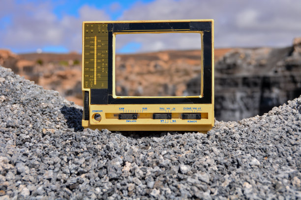 干燥沙漠中的物体图片下载