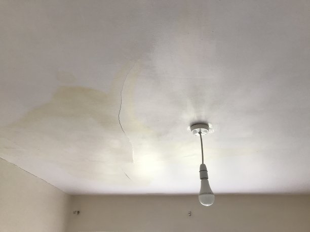 天花板因漏水而开裂图片下载