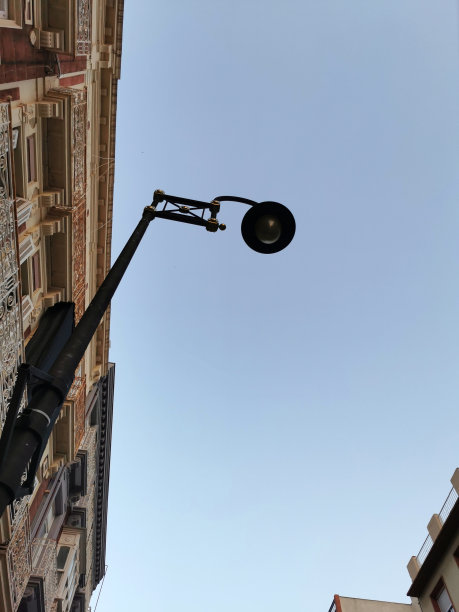 旧街灯以夜晚的天空为背景。图片下载