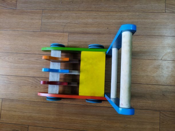 越南的彩色婴儿玩具学步车图片下载