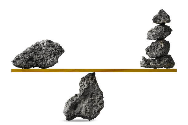 在跷跷板上平衡熔岩图片下载