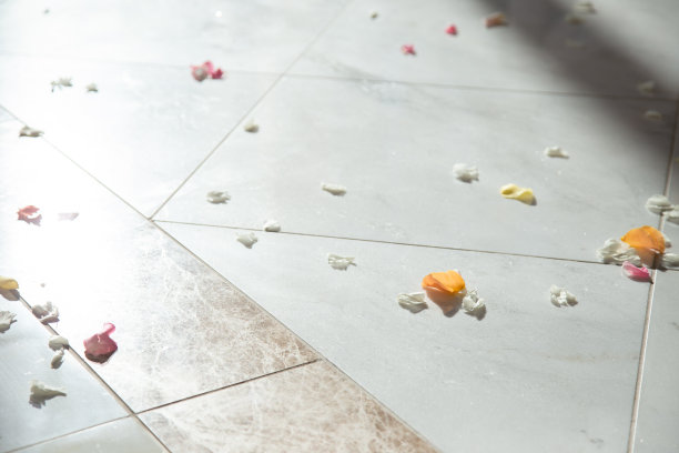 教堂地板上的花瓣图片下载