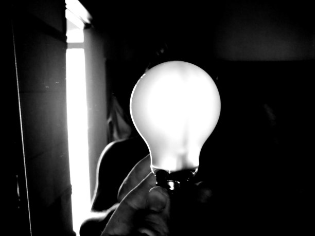 黑暗中的光明图片下载