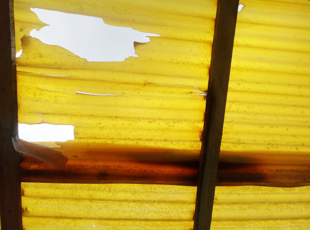 屋顶漏水的塑料图片下载