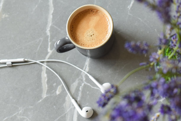 在家里听音乐，喝咖啡，放松自己图片下载