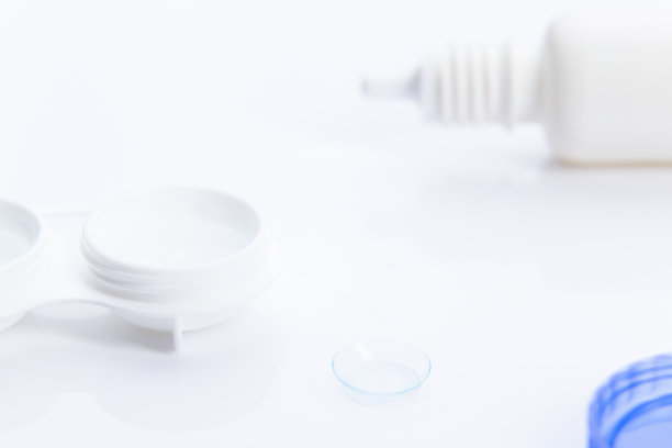 隐形眼镜和隐形眼镜壳在白色背景上选择性对焦。图片下载