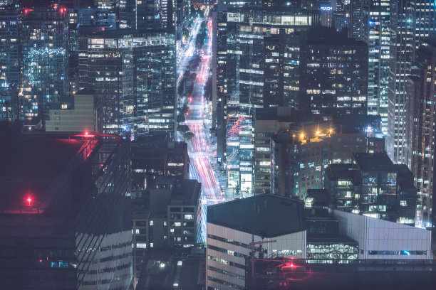 城市景观建筑和公路在晚上照明图片下载