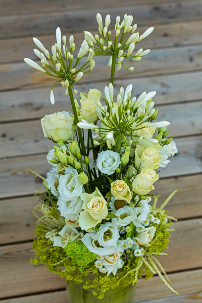 美丽的花束装饰与玫瑰图片下载