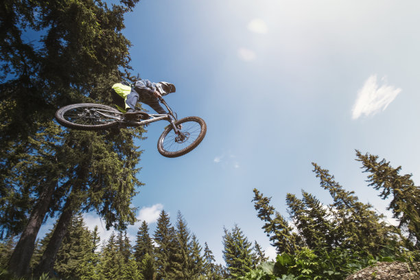 山地车飞跃飞行。图片下载