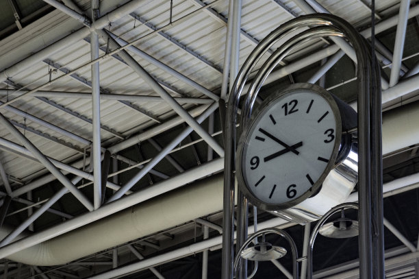 安阳车站金属钟图片下载