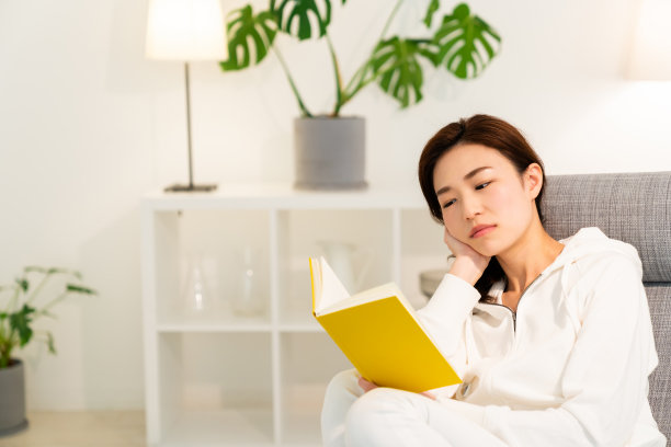 读一本书的亚洲女人图片下载