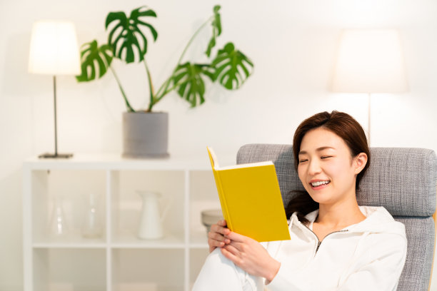 读一本书的亚洲女人图片下载