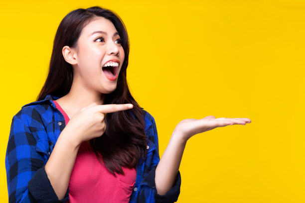 迷人美丽的年轻女子指指点点，看着美丽的产品。美夫人看到品在手心里大吃一惊，震惊不已。漂亮女孩感到快乐。广告,商业。本空间图片下载