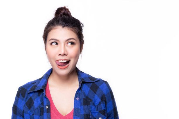 漂亮的女人饿了，当看到一些开胃的、美味的、甜的、好吃的食物时，她舔着嘴唇。迷人的美丽年轻女子想要吃美味的饭，饿了，得到流口水的开胃菜图片下载