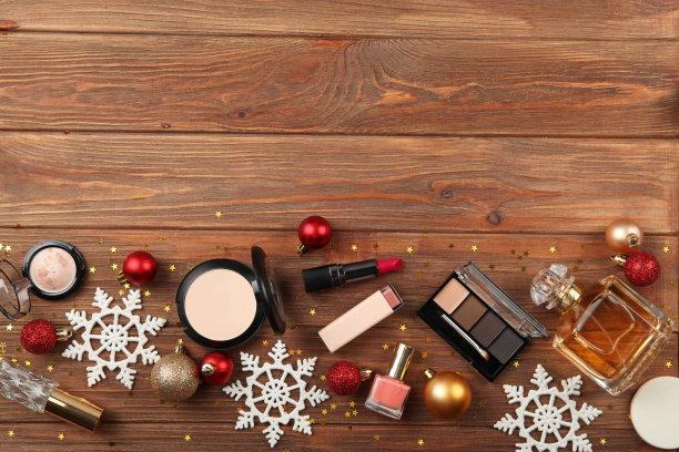 美丽的构图与圣诞装饰和化妆化妆品在一个彩色背景俯视图。图片下载