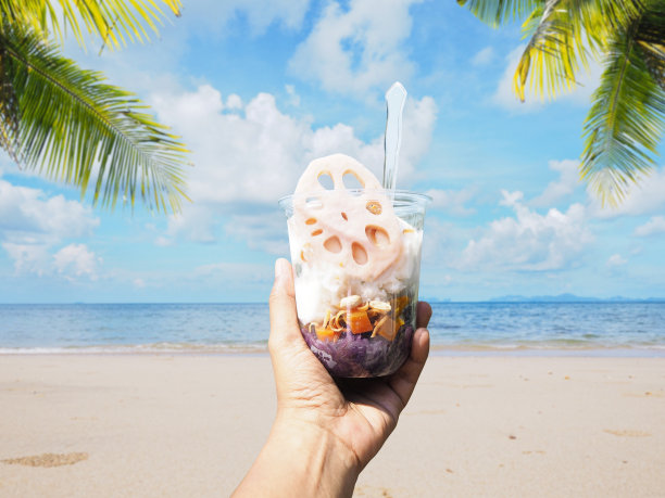 手捧一杯自制椰奶冰淇淋图片下载