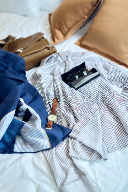 男士的职业装配配饰放在床上。图片下载