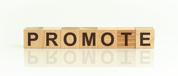 推广-字从木块与字母，推广代码，俯视图在白色背景图片下载
