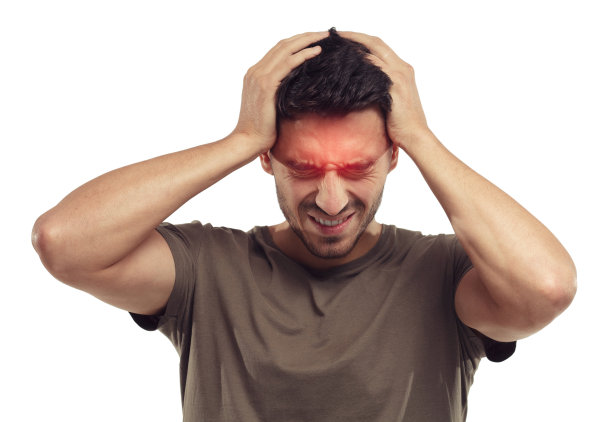 心烦意乱的年轻人用手挤着头，饱受头痛之苦。人、压力和偏头痛的概念图片下载