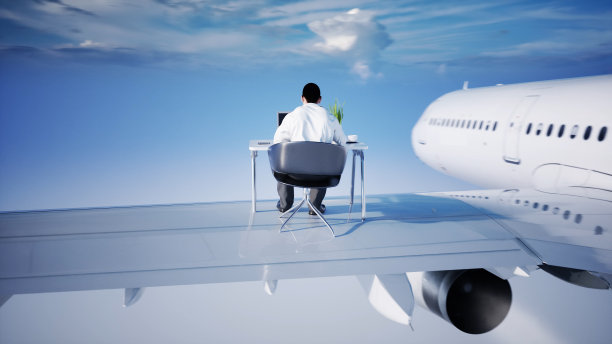 年轻忙碌的商人在飞行飞机上工作。一名非洲男性正盯着桌上笔记本电脑的屏幕。创造性的工作空间的概念。3 d渲染。图片下载