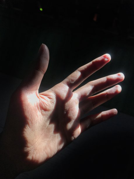 黑暗中的双手图片下载