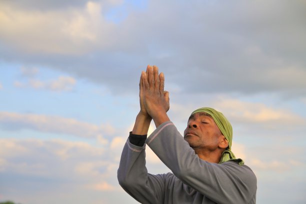 男人祈祷仰望天空的股票照片图片下载