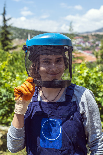 青年农民防护装备，防护口罩图片下载