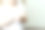 一个穿着白色t恤的4岁小女孩用洗手液搓手。手治疗新冠肺炎乳剂条件下图片下载