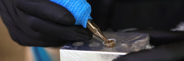 手持金属工具的妇女图片下载