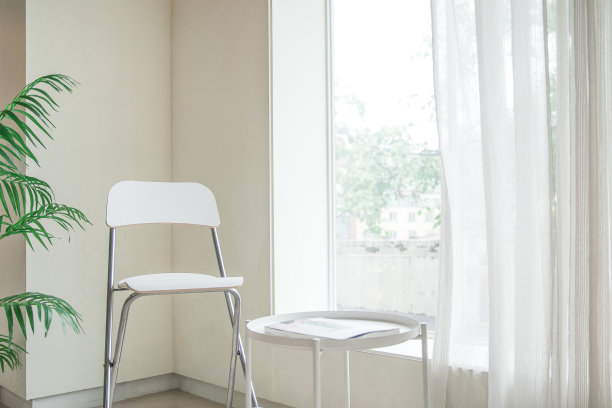 阳台上摆放的桌椅。图片下载