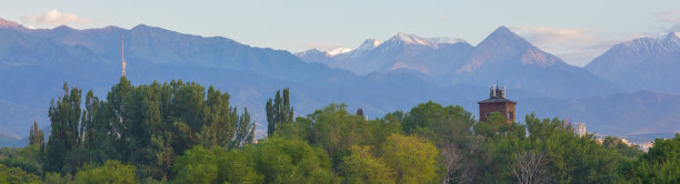 哈萨克斯坦阿拉木图扎利斯基山脉的全景图图片下载