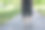 一个成年女子走在夏日的城市里。图片下载