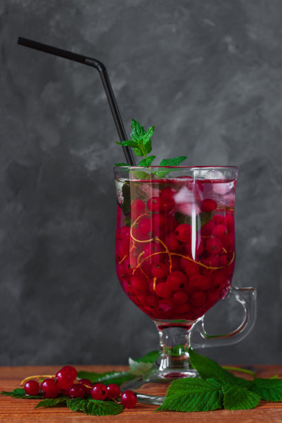 夏天新鲜的红加仑冰茶在玻璃上在黑暗的背景。季节性维生素健康食品。简易自制食谱照片图片下载