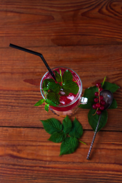 夏天新鲜的红加仑冰茶在玻璃上在黑暗的背景。季节性维生素健康食品。简易自制食谱照片图片下载