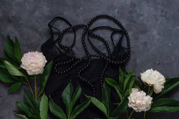 内衣、珠宝、女性时尚博客平铺社交媒体复制空间。蕾丝内衣结合性感的衣服俯视图。图片下载